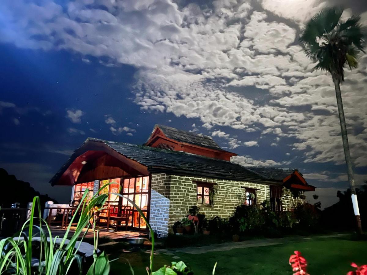 Es Deurali Resort Pokhara Exteriör bild