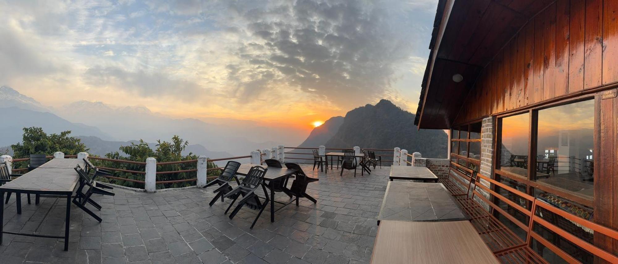 Es Deurali Resort Pokhara Exteriör bild