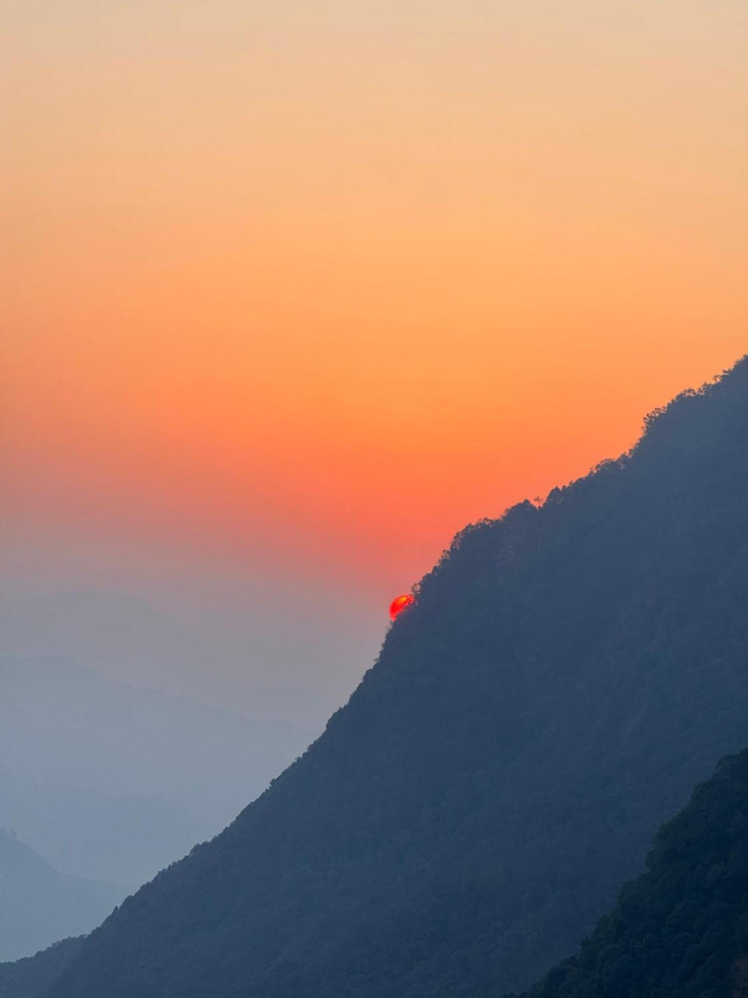 Es Deurali Resort Pokhara Exteriör bild