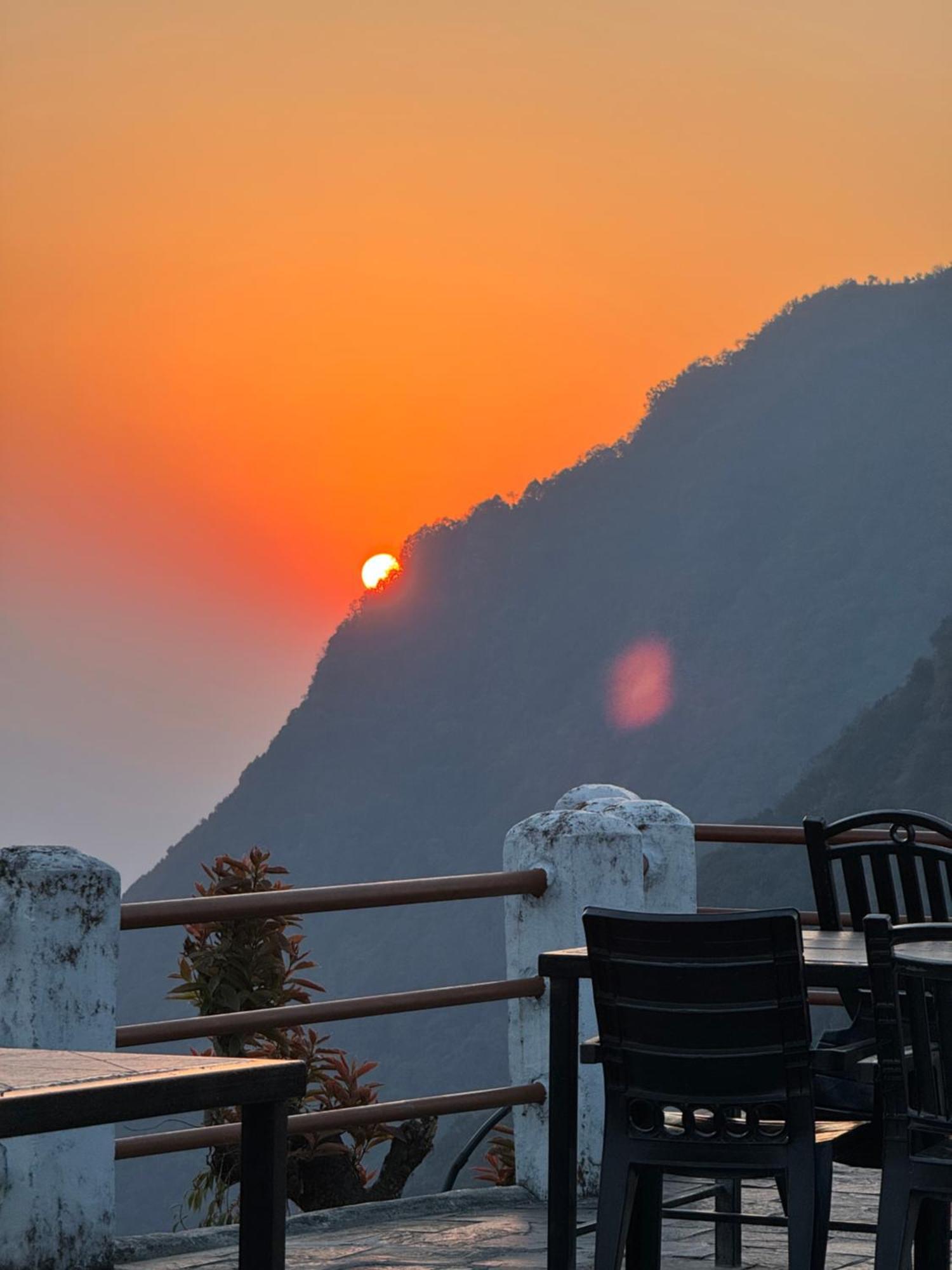 Es Deurali Resort Pokhara Exteriör bild