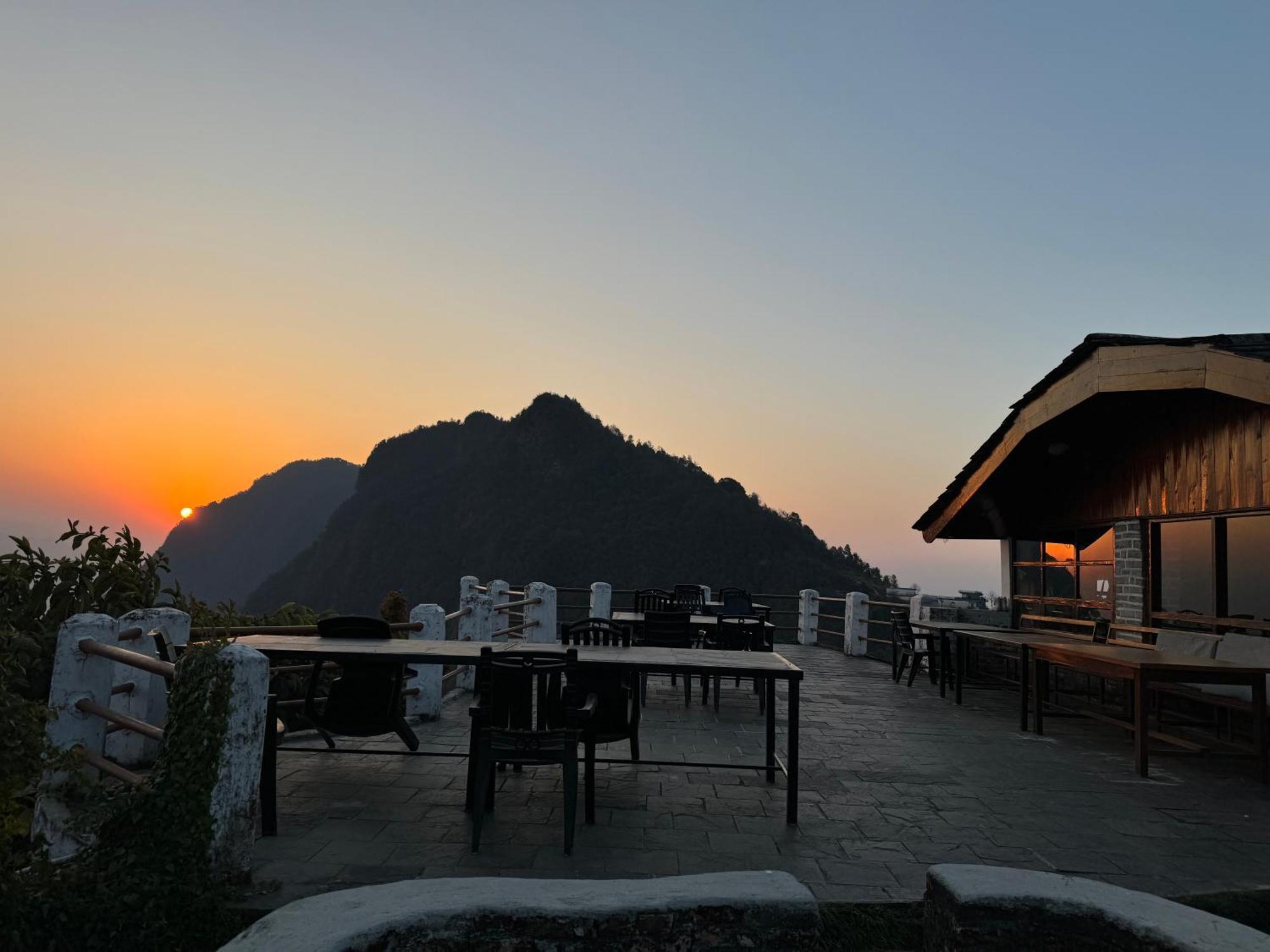 Es Deurali Resort Pokhara Exteriör bild