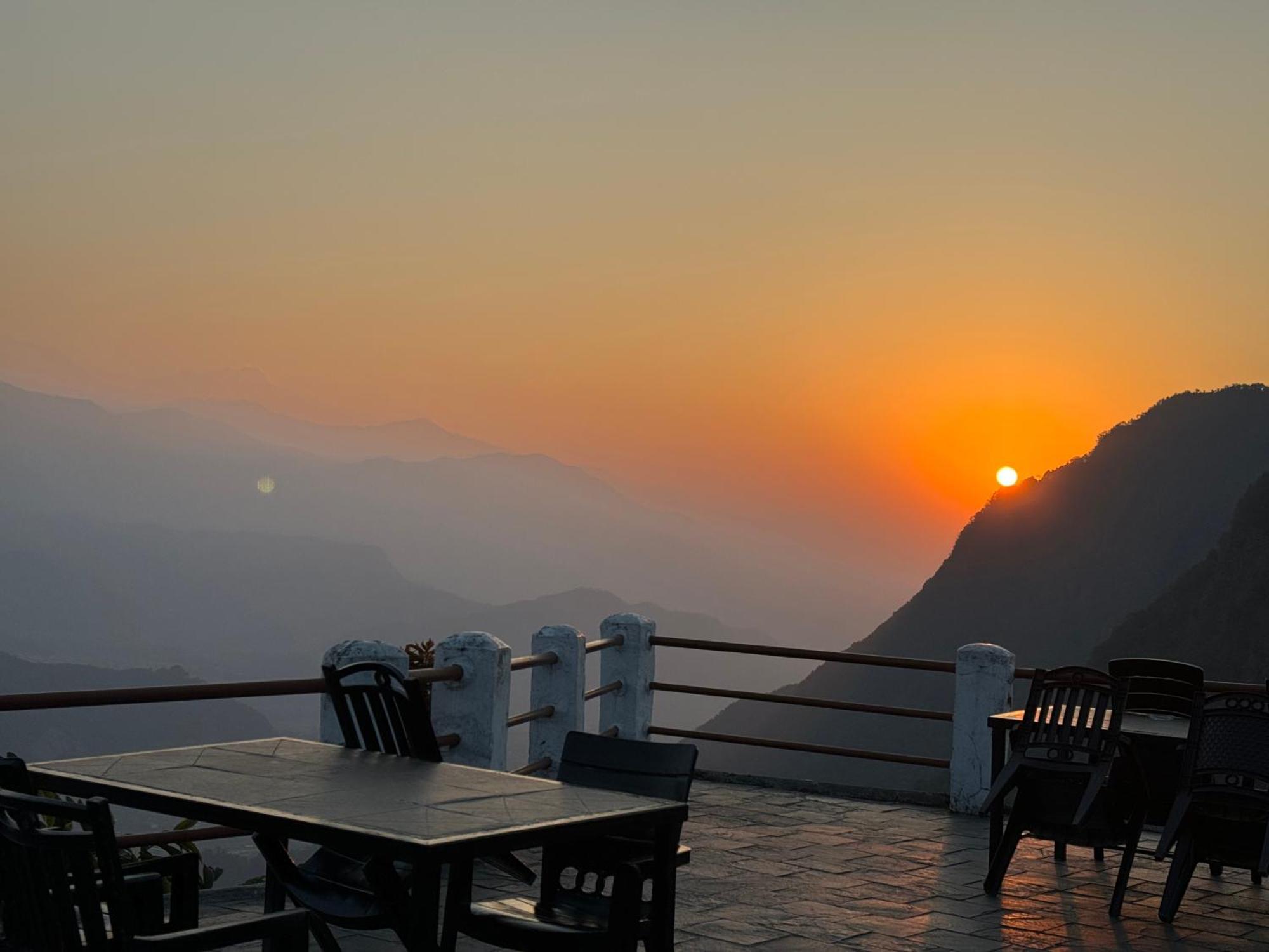 Es Deurali Resort Pokhara Exteriör bild
