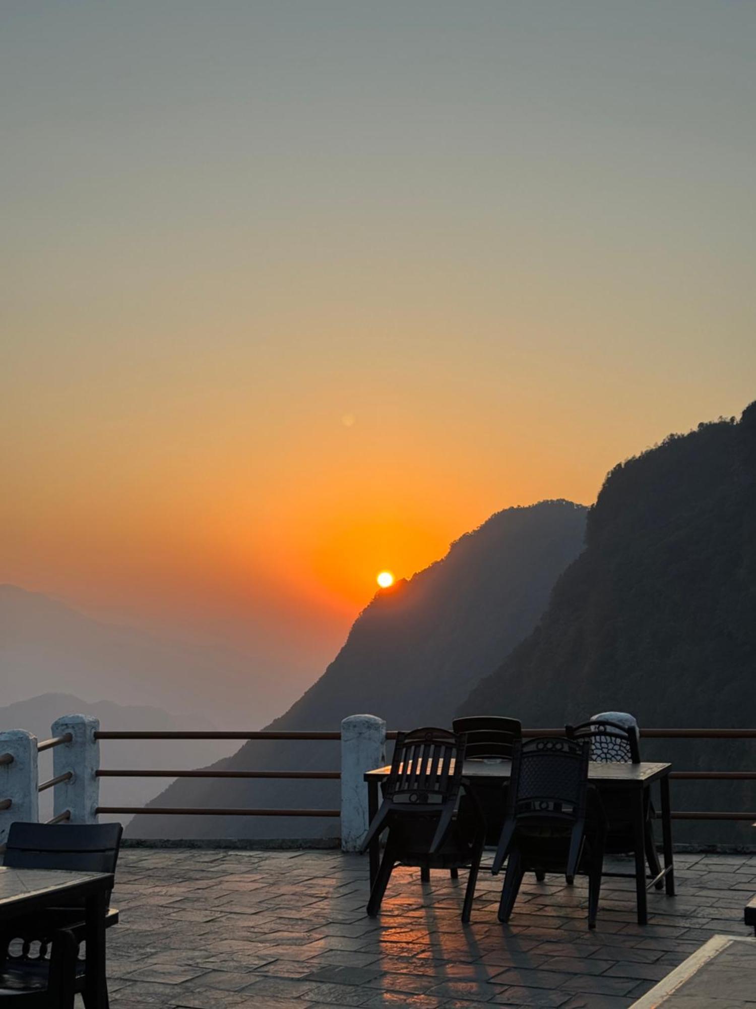 Es Deurali Resort Pokhara Exteriör bild