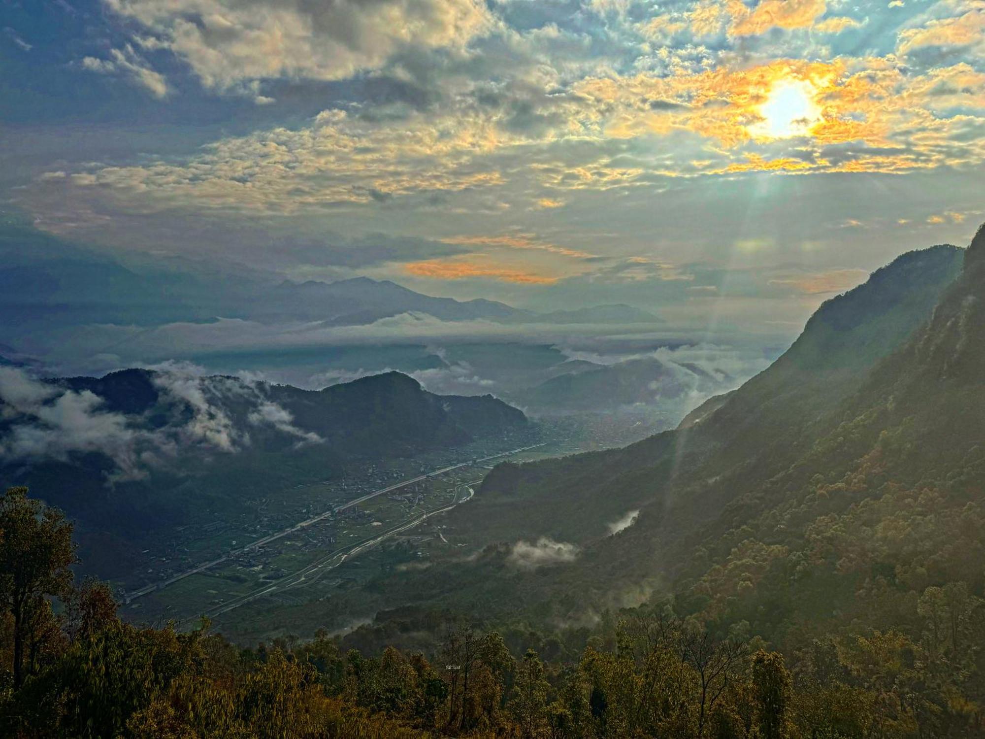 Es Deurali Resort Pokhara Exteriör bild