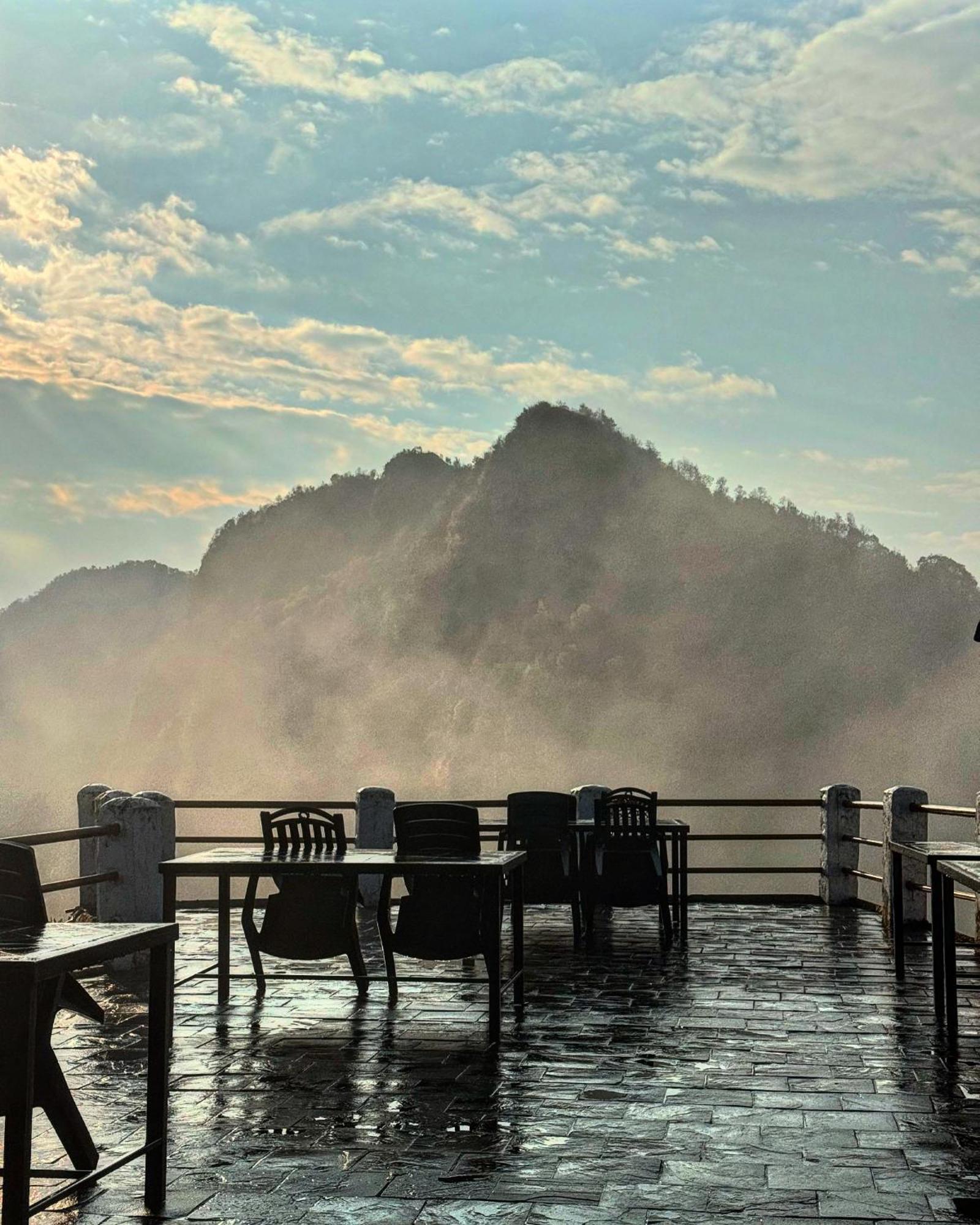 Es Deurali Resort Pokhara Exteriör bild